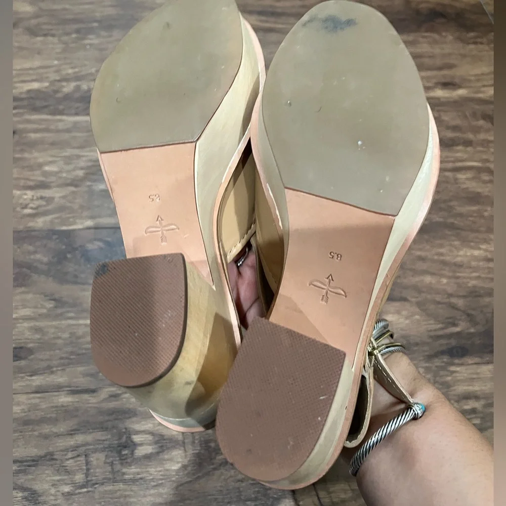 Pour La Victoire‎ Tan Sandals Sz. 8.5